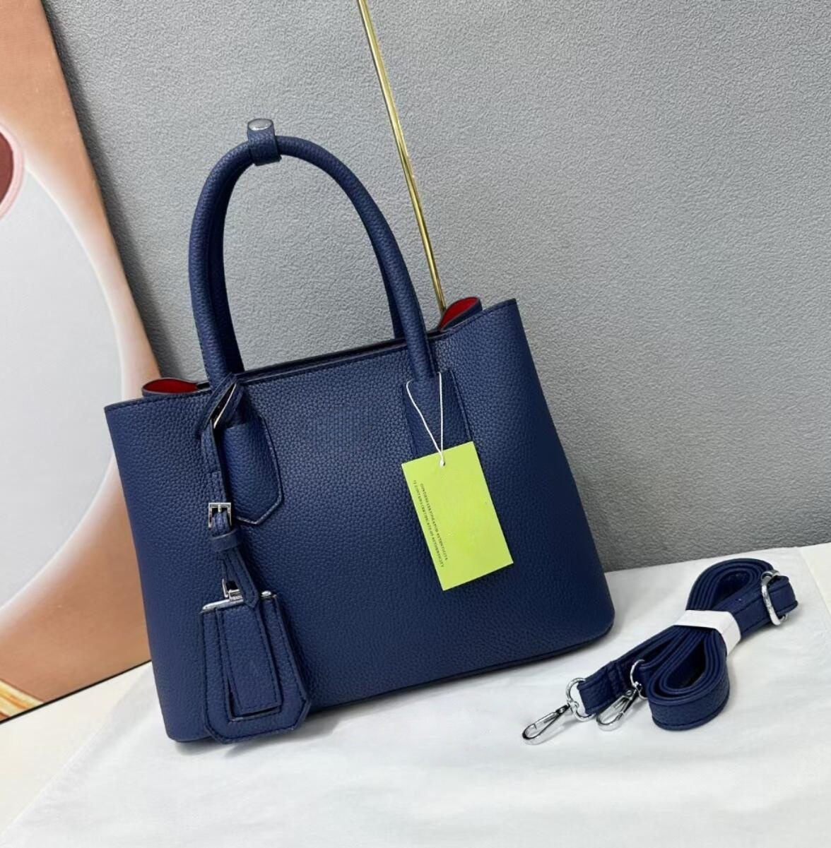 Black Grained Leather Tote Bag - đánh giá và giá Women Bags Prada
