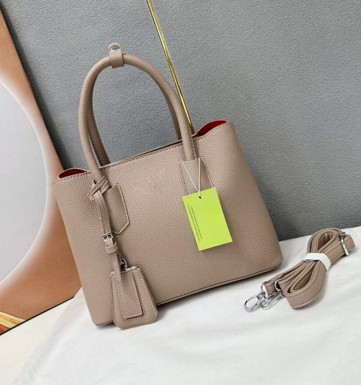Black Grained Leather Tote Bag - đánh giá và giá Women Bags Prada