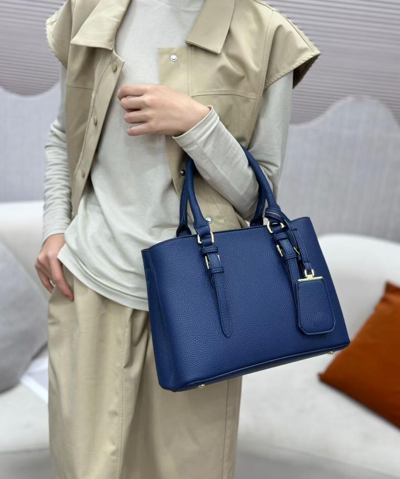 Black Leather Top Handle Tote  - đánh giá và giá Women Bags Prada