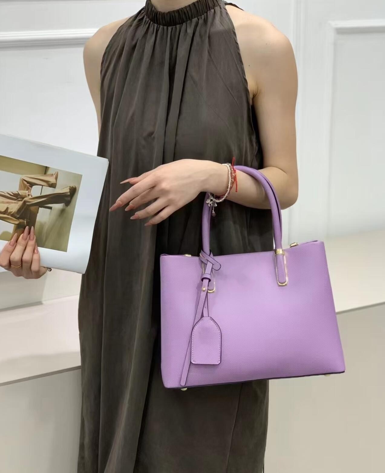 Chic Black Grained Leather Sat - đánh giá và giá Women Bags Prada