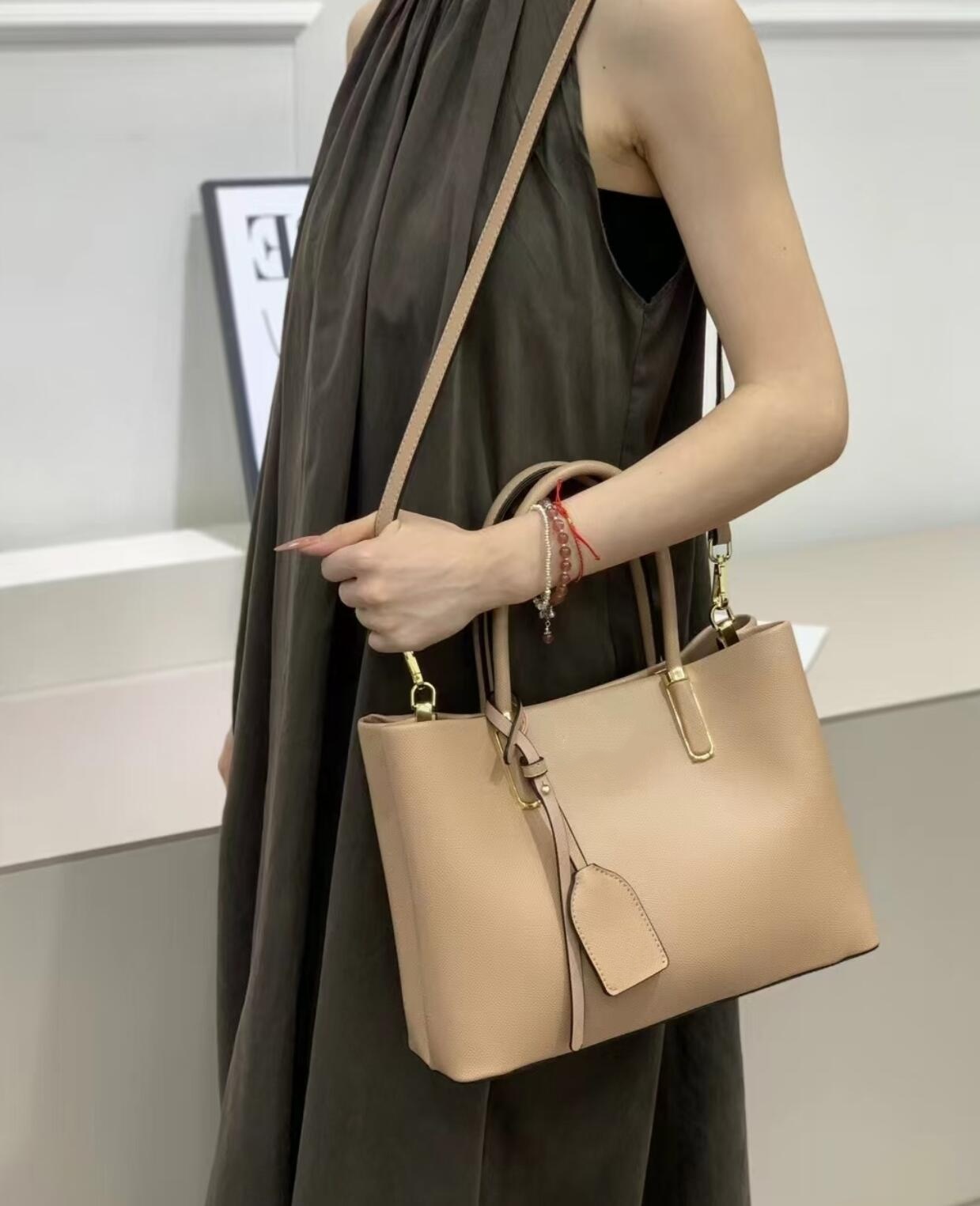 Chic Black Grained Leather Sat - đánh giá và giá Women Bags Prada