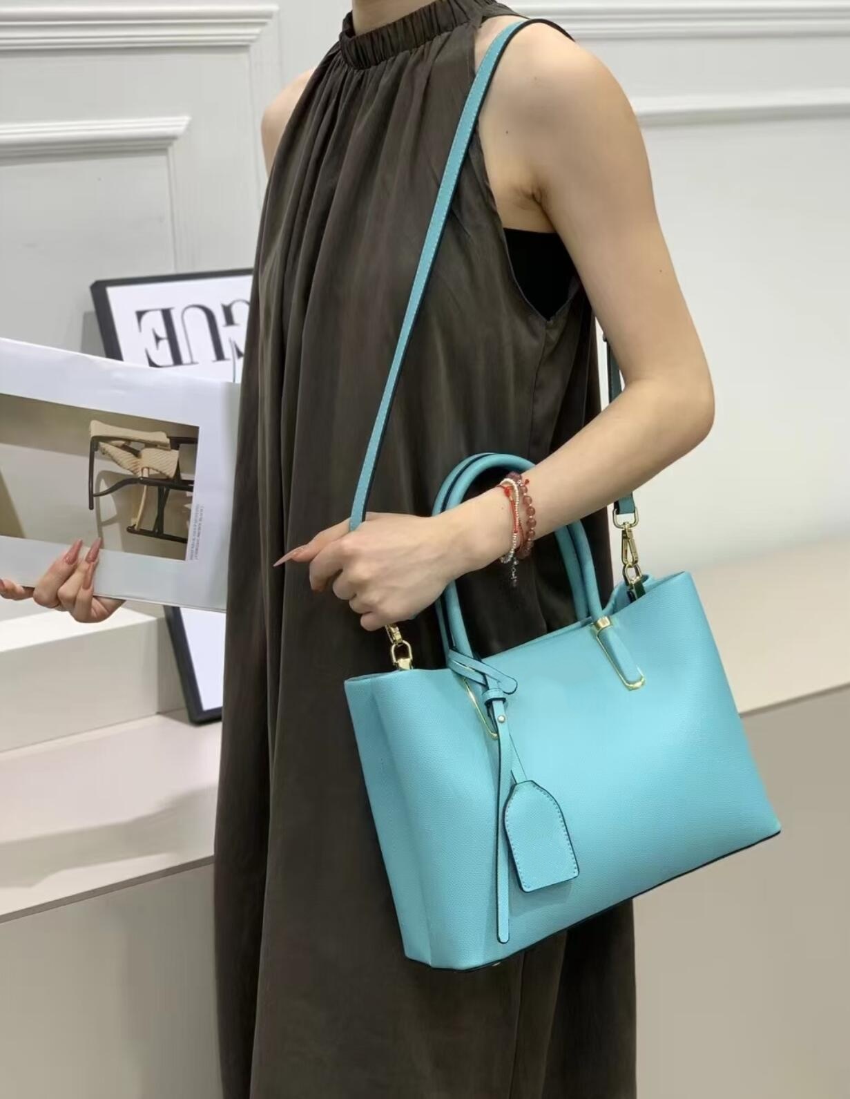 Chic Black Grained Leather Sat - đánh giá và giá Women Bags Prada