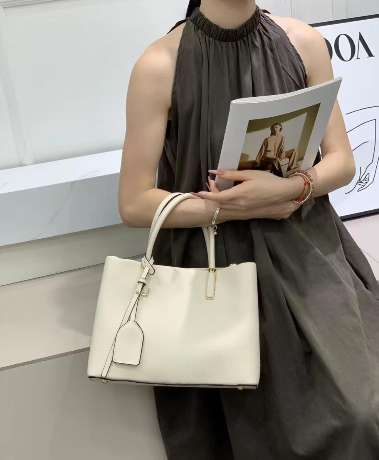 Chic Black Grained Leather Sat - đánh giá và giá Women Bags Prada