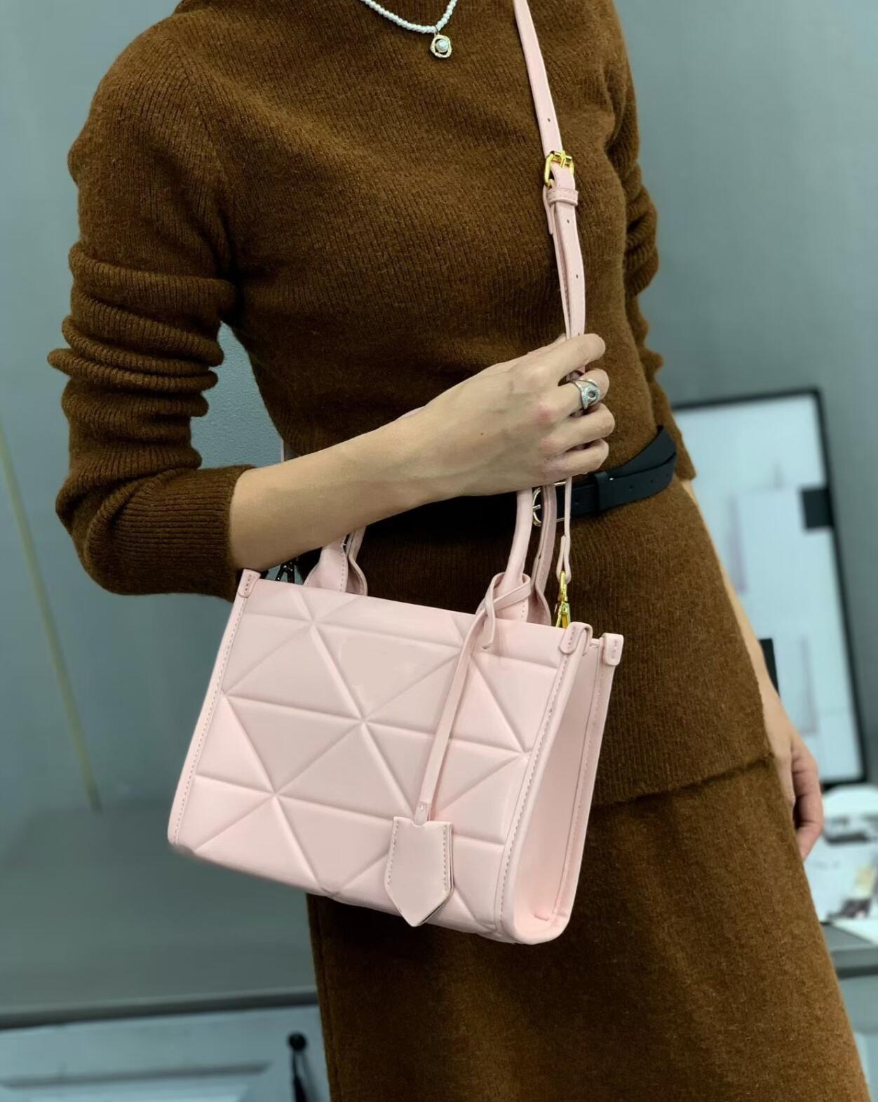 Black Grained Leather Top Hand - đánh giá và giá Women Bags Prada