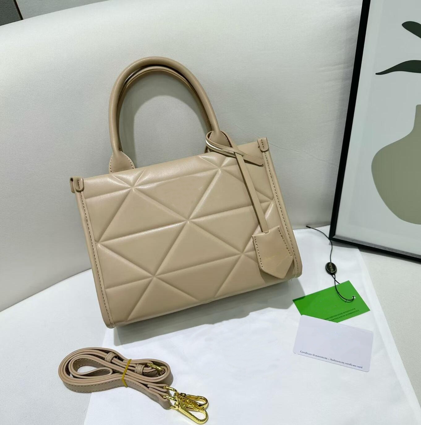 Black Grained Leather Top Hand - đánh giá và giá Women Bags Prada